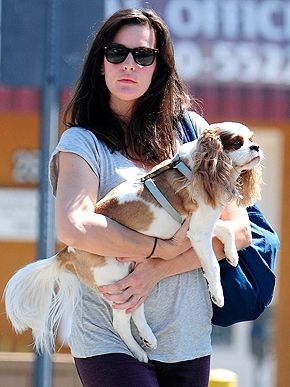 liv-tyler-es-neal-a-cavalier-king-spaniel.jpg
